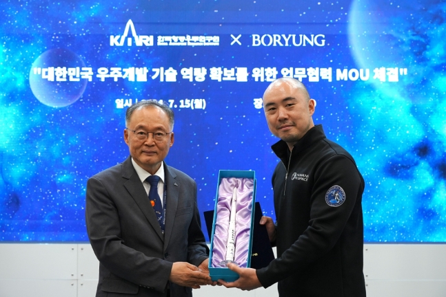 업무협약을 맺은 후 기념 촬영을 하는 김정균 보령 대표(오른쪽)와 이상률 한국항공우주연구원장. /사진=보령