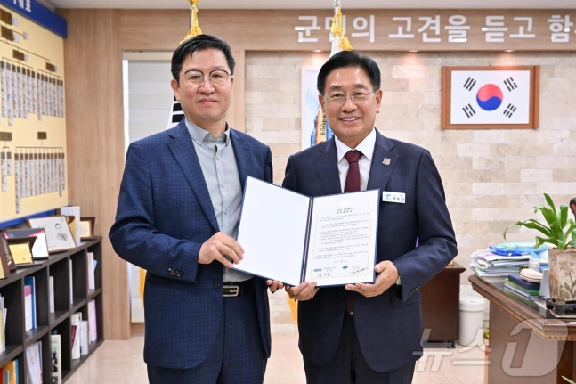  전진선 양평군수(오른쪽)가 성창훈 조폐공사 사장(왼쪽)과 양평사랑상품권 도입을 위한 업무협약을 체결한 뒤 기념촬영을 하고 있다. / 사진제공=한국조폐공사