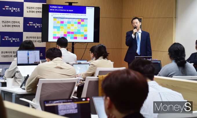 [머니S포토] 간담한 분산투자 단단한 연금준비 '신한디딤글로벌EMP' 간담회