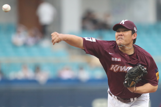 키움 히어로즈가 우완투수 정찬헌에 은퇴 및 코치 합류를 발표했다 사진은 지난해 6월21일 대구 삼성라이온즈파크에서 열린 키움 히어로즈와 삼성 라이온즈의 경기에 등판한 정찬헌. /사진=뉴스1 