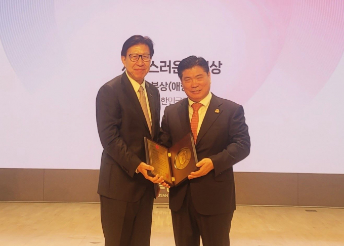 박형준 부산시장(왼쪽)이 박수용 회장에게 자랑스러운 시민상을 시상하고 기념촬영을 하고 있다./사진=부산시씨름협회