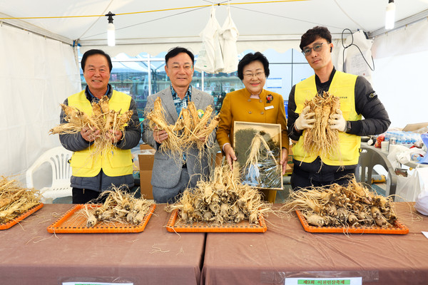 김경희 시장(오른쪽 두번째)이 지난해 열린 이천인삼축제에서 축제 관계자들과 기념촬영을 하고 있다. / 사진제공=이천시