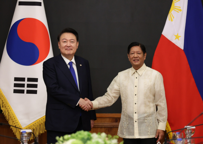 윤석열 대통령이 필리핀과의 정상회담에서 총 7건의 문건을 체결했다고 밝혔다. 사진은 윤 대통령(왼쪽)과 페르디난드 마르코스 주니어 필리핀 대통령이 7일(현지시각) 필리핀 말라카냥 궁에서 열린 한-필리핀 확대 정상회담에서 악수하는 모습. /사진=뉴시스