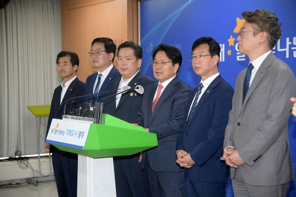 강기정 광주광역시장이 지난 7월11일 오전 시청 브리핑실에서 5개 구청장들과 함께 자원회수시설 입지선정위원회 결과 및 향후 추진방향을 설명하고 있다./사진=광주시