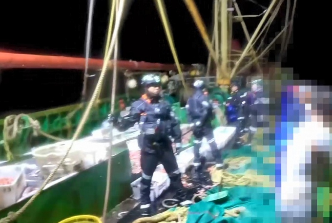 제주 마라도 남쪽 해상에서 불법 조업을 하던 중국 어선이 해경에게 적발됐다. 사진은 지난 6일 밤 11시10분쯤 제주 마라도 남쪽 96㎞ 인근 해상에서 무허가 불법 조업을 한 중국 어선을 서귀포해양경찰이 붙잡은 모습. /사진=뉴스1(서귀포해양경찰서 제공)