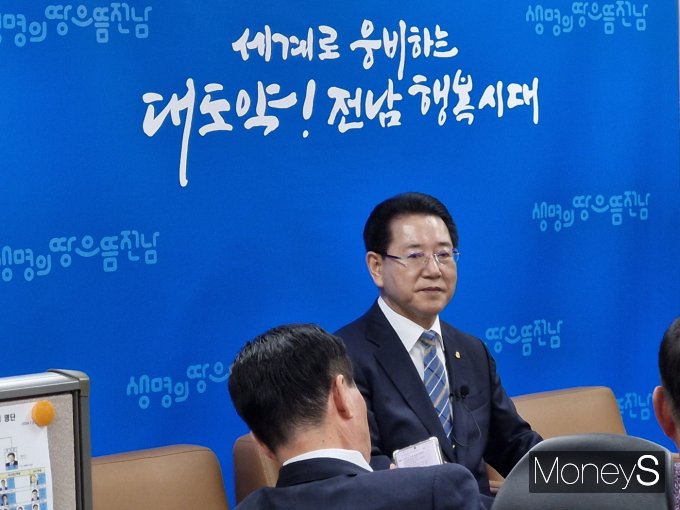 김영록 전라남도지사가 7일 오후 도청 기자실에서 기자간담회를 갖고 벼멸구 피해 재해인정 환영, 특별재난지역 선포 건의, 전라남도 국립의과대학 설립, 광주 민간·군공항 통합 이전 등 전남도 주요현안에 대해 브리핑하고 있다./홍기철기자