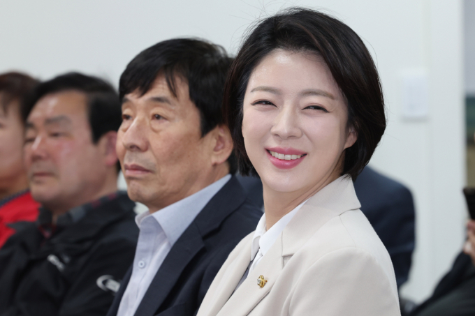 배현진 국민의힘 의원을 돌로 습격한 중학생의 1심 재판이 이달 시작된다. 사진은 지난 4월10일 서울 송파구 선거사무소 상황실에서 당선이 유력시 되자 지지자들의 축하를 받고 있는 모습. /사진=뉴시스