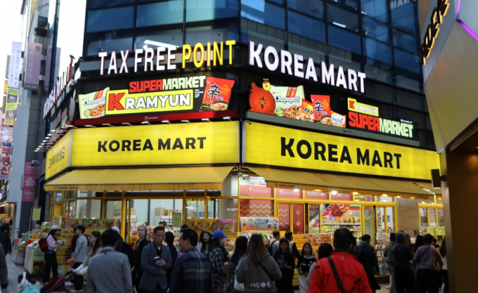 농심이 명동 코리아마트와 협업해 농심 라면 체험매장 'K라면 슈퍼마켓'을 열고 외국인 관광객 마케팅을 강화한다. /사진=농심