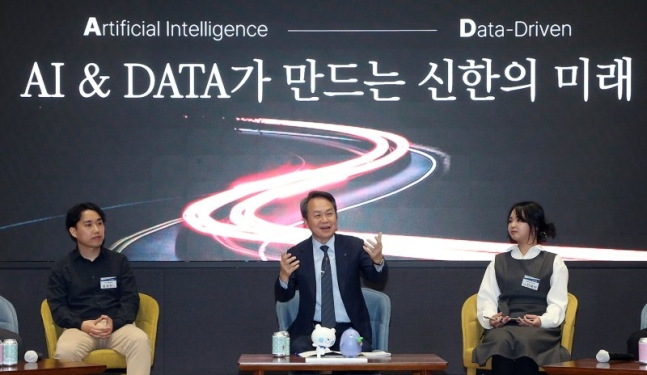 신한금융그룹 진옥동 회장(가운데)이 올해 초 열린 'AD(AI·Data) 캔미팅'에서 인공지능(AI)·데이터 담당 실무자들과 대화하고 있다./사진=신한금융그룹