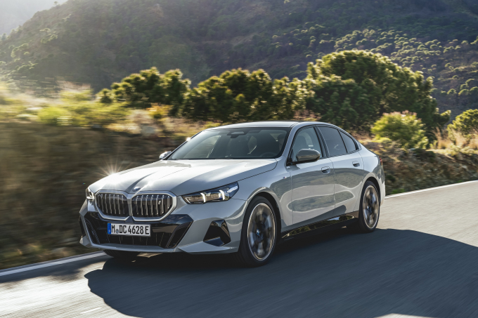 BMW 5시리즈도 꾸준히 판매되고 있다. /사진=BMW