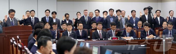 7일 세종시 정부세종청사에서 열린 국회 국토교통위원회 국정감사에서 출석한 일반증인들이 증인 선서를 하고 있다. 대통령 관저 증축 관련으로 신청한 '21그램' 김태영 대표, '원담 종합건설' 황윤보 대표는 출석하지 않았다. 2024.10.7/뉴스1 ⓒ News1 김기남 기자