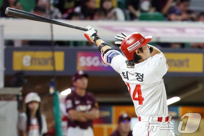 30일 오후 인천 미추홀구 SSG 랜더스필드에서 열린 프로야구 '2024 신한 SOL Bank KBO리그' 키움 히어로즈와 SSG 랜더스의 경기 3회말 1사 주자 1루 상황에서 SSG 최정이 투런홈런을 치고 있다. 2024.9.30/뉴스1 ⓒ News1 민경석 기자
