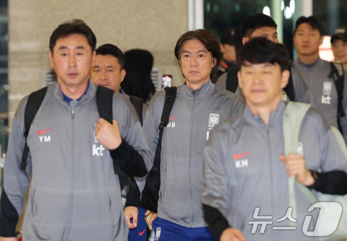 홍명보 대한민국 축구대표팀 감독이 6일 밤 인천국제공항 제1터미널을 통해 요르단으로 출국하고 있다. 대한민국 축구대표팀은 오는 10일 오후 11시(한국시간) 요르단과 2026 국제축구연맹(FIFA) 북중미 월드컵 아시아지역 3차 예선 3차전을 갖는다. 2024.10.6/뉴스1 ⓒ News1 장수영 기자