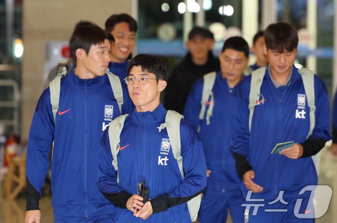 홍명보 감독이 이끄는 대한민국 축구대표팀이 6일 밤 인천국제공항 제1터미널을 통해 요르단으로 출국하고 있다. 대한민국 축구대표팀은 오는 10일 오후 11시(한국시간) 요르단과 2026 국제축구연맹(FIFA) 북중미 월드컵 아시아지역 3차 예선 3차전을 갖는다. 2024.10.6/뉴스1 ⓒ News1 장수영 기자