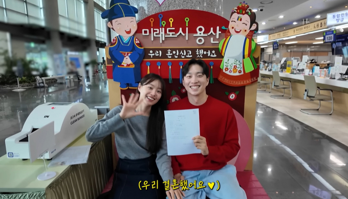 걸그룹 시크릿 멤버였던 송지은과 유튜버 박위가 결혼식을 하기 전 혼인신고를 했다고 전했다. 사진은 송지은(왼쪽)과 박위가 지난 7일 혼인신고 소식을 알린 모습. /사진=박위 유튜브 채널 화면 캡처