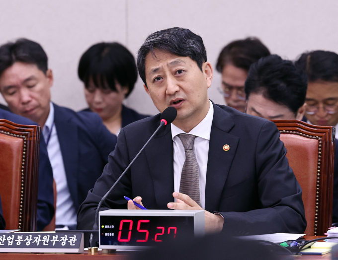 안덕근 산업통상자원부 장관이 체코 신규 원전 건설사업에 우리 정부가 체코 정부에 금융 지원을 약속했다는 주장과 관련해 전혀 사실이 아니라고 답했다. 사진은 안 장관이 지난 7일 서울 여의도 국회에서 열린 산업통상자원중소벤처기업위원회의 산업통상자원부에 대한 국정감사에서 질의에 답변하는 모습. /사진=뉴스1