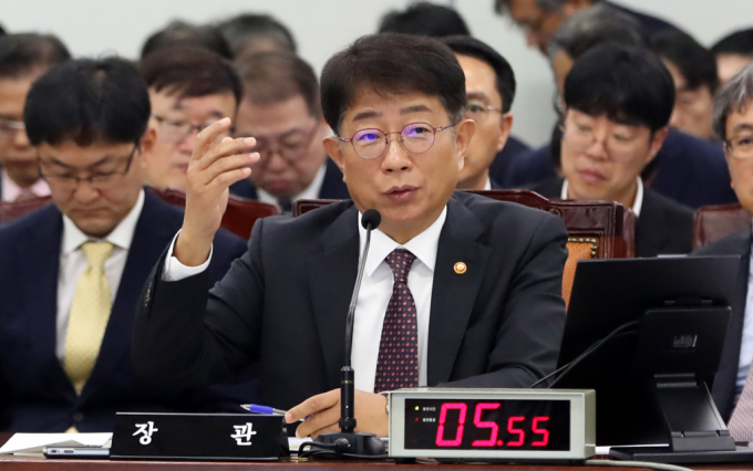 박상우 국토교통부 장관이 지난 7일 정부세종청사에서 열린 국토교통위원회 국정감사에 출석해 이른바 줍줍으로 불리는 무순위 청약 제도에 대한 개편 의지를 밝혔다. 사진은 박 장관이 7일 국정감사에서 위원들의 질의에 답변하는 모습. /사진=뉴스1