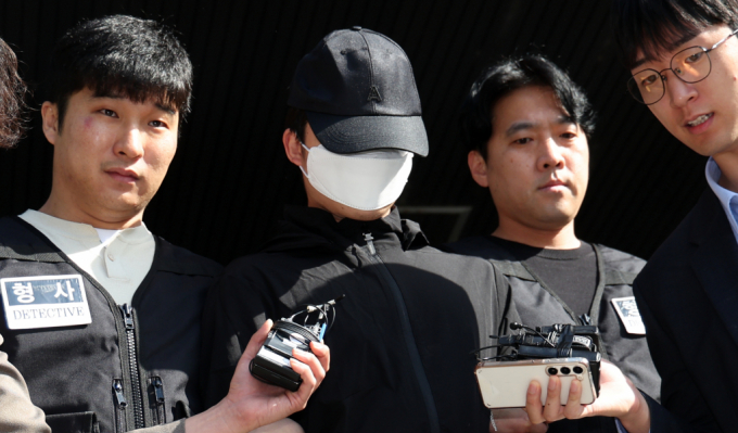 서울 강남역 근처 건물 옥상에서 여자친구를 살해한 의대생이 폭력 재범 위험성이 높은 것으로 드러났다. 사진은 의대생 최씨가 서울 서초구 서초경찰서에서 검찰로 구속송치되는 모습. /사진=뉴스1