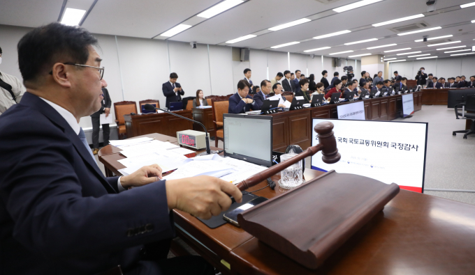 전중선 포스코이앤씨 대표이사 사장이 7일 정부세종청사에서 열린 국회 국토교통위원회의 국토교통부 국정감사에 증인으로 출석했다. 사진은 맹성규 국토위원장이 국정감사를 시작하며 의사봉을 두드리는 모습. /사진=뉴스1