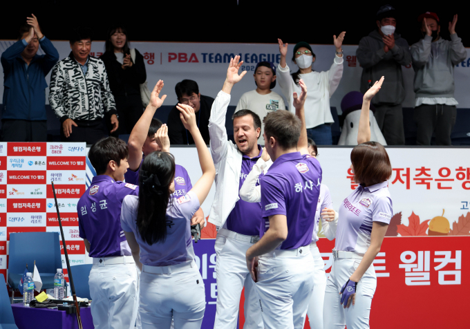 PBA 팀리그 하이원리조트가 3라운드 동안 단 한 세트도 내주지 않고 2연승을 거뒀다. 사진은 지난 7일 경기 고양 킨텍스 PBA스타디움에서 열린 하이원리조트와 하나카드의 경기 후 환호하는 선수들의 모습. /사진=프로당구협회(PBA) 제공