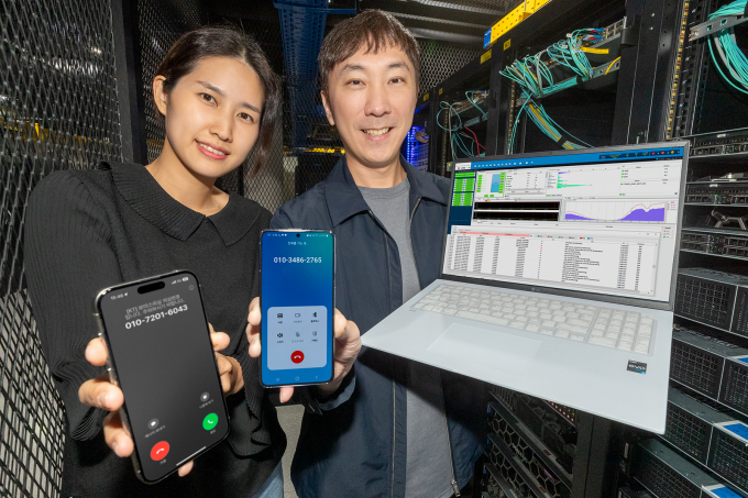 KT가 고객 보호를 위해 인공지능(AI)을 활용한 보이스피싱 종합 탐지 기술을 개발했다. 사진은 KT 임직원들이 AI를 활용한 보이스피싱 탐지 기술을 소개하고 있는 모습. /사진=KT 제공 