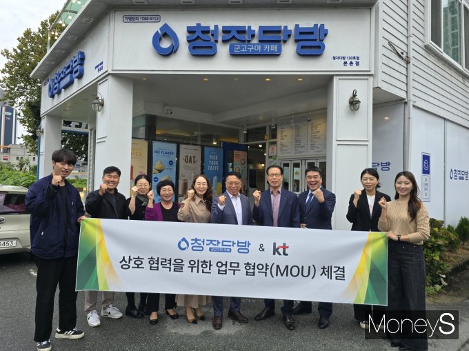 김장수 KT 광주지사장 상무와 이정열 FCC 대표, 황성일 청자다방 대표 등 관계자들이 청자다방 매장 앞에서 업무협약 체결 기념사진을 찍고 있다/사진=KT전남·북광역본부 제공. 