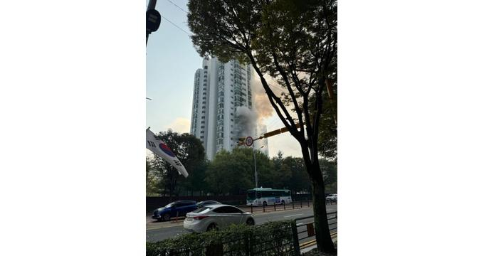 경기 성남시 분당구 한 아파트에서 화재가 일어났다. 사진은 경기 성남시 분당구 한 아파트에서 불이 난 모습. /사진=뉴시스(경기도소방재난본부 제공)