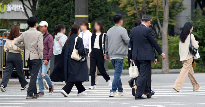 오는 9일 전국이 가끔 구름이 많고 일교차가 큰 날씨가 이어질 전망이다. 서울 세종대로 광화문 광장 인근 시민들이 출근하는 모습. /사진=뉴스1