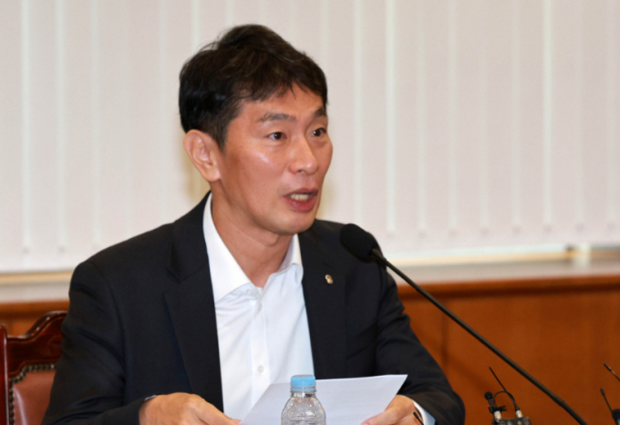 이복현 금융감독원장이 고려아연 사태에 대해 일침을 가했다. 이복현 금융감독원장이 26일 서울 영등포구 금융감독원 대회의실에서 열린 가상자산사업자 CEO 간담회에서 인사말을 하고 있다. 사진은 기사 내용과 직접적인 관련이 없음./사진=뉴시스