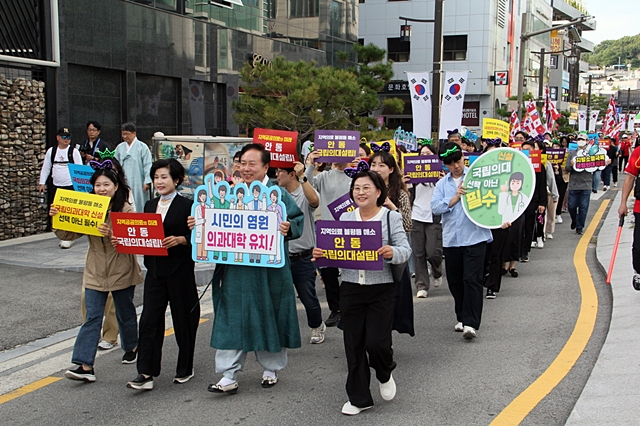 안동시 관계자 등이 거리 퍼레이드에서 국립의대 유치 퍼포먼스를 벌이고 있다./사진제공=경북 안동시