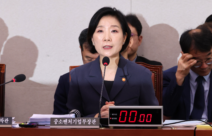 산업통상자원중소벤처기업위원회(산자중기위) 중소벤처기업부 국정감사에서 배달플랫폼의 수수료·광고에 관한 질문이 집중됐다. 오영주 중소벤처기업부 장관이 8일 오전 서울 여의도 국회에서 열린 산자중기위 중소벤처기업부 등에 대한 국정감사에서 의원 질문에 답변하고 있다. /사진=뉴시스