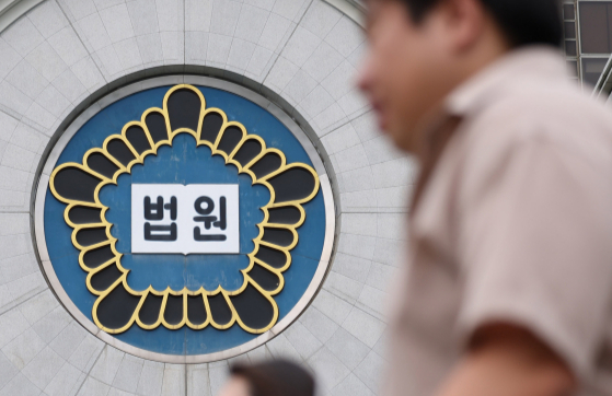 만취상태로 수업하다 5세 여아를 성추행한 혐의로 재판에 넘겨진 미국인 강사가 징역 7년형을 선고받았다. 사진은 서울중앙지법 법원 로고. /사진=뉴시스