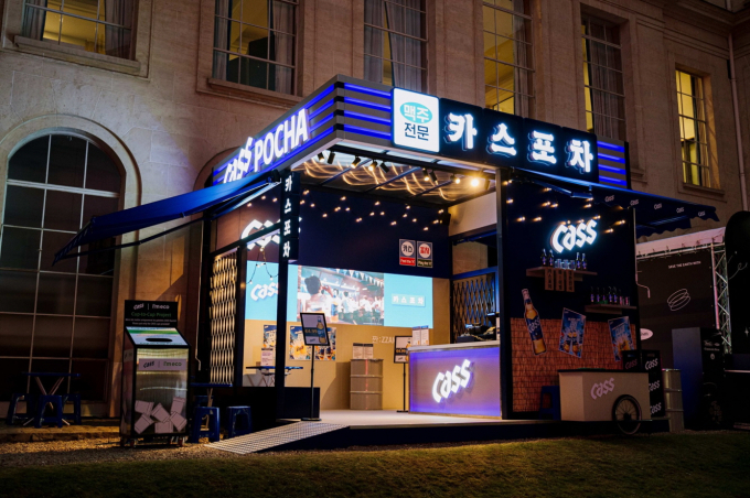 2024 파리올림픽기간 파리에 마련된 카스 포차는 한국식 포장마차 특유의 감성을 구현했다. /사진= 오비맥주