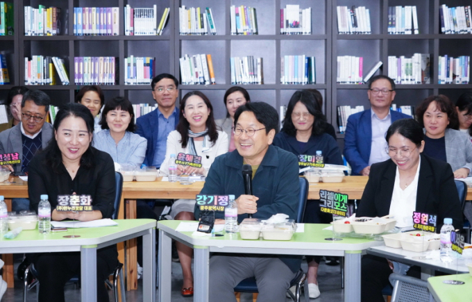 강기정 광주광역시장이 지난 7일 오후 북구 가족센터에서 이주여성들과 ‘광주시민으로 살아가는 이주여성 이야기’를 공유하고 있다./사진=광주시