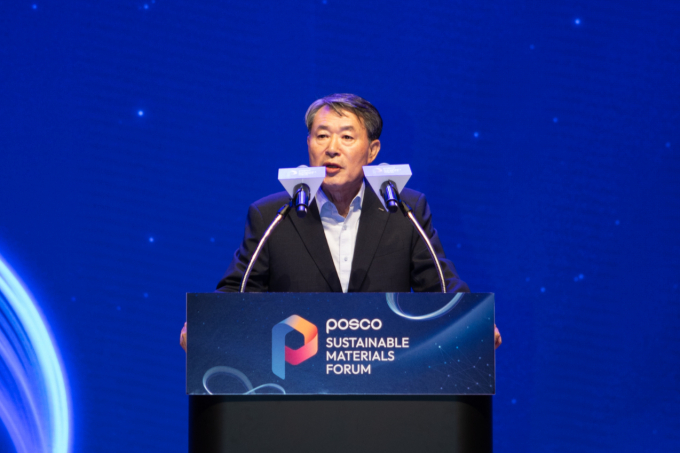 이시우 포스코 사장이 8일 서울 코엑스에서 열린 2024 지속가능 소재 포럼 개회식에서 인사말을 하고 있다. /사진=포스코