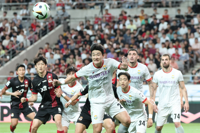K리그1이 MVP 이상헌을 포함한 33라운드 베스트 11을 선정했다. 사진은 지난 6월26일 오후 서울 마포구 서울월드컵경기장에서 열린 FC서울과 강원FC의 경기에서 활약 중인 강원 이상헌. /사진=뉴스1 