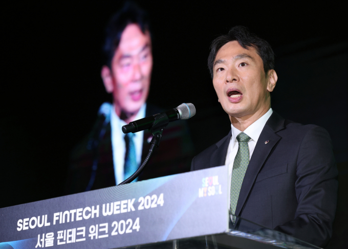 이복현 금융감독원장이 고려아연 불공정거래에 조사하라고 지시했다.  이복현 금융감독원장이 8일 오전 서울 영등포구 여의도 콘래드 호텔에서 열린 서울 핀테크 위크 2024 컨퍼런스 개회식에서 환영사를 하고 있다. 사진은 기사 내용과 직접적인 관련이 없음./사진=뉴스1