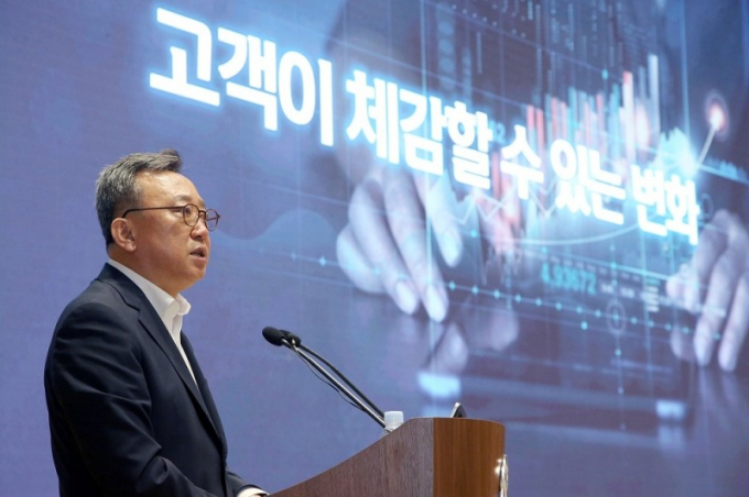  정상혁 은행장이 '고객몰입의 끈을 고쳐 매고 고객의 실리를 높이자'는 주제로 이야기하고 있다. /사진=신한은행
