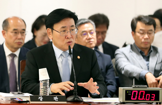 이동통신 3사가 국회 과학기술정보방송통신위원회 국정감사에서 LTE(롱텀에볼루션) 요금제가 5세대 이동통신(5G) 요금제보다 비싼 '역전현상'이 발생한다는 지적이 나오자 요금제 개편에 나서겠다고 약속했다. 사진은 유상임 과학기술정보통신부 장관이 지난 8일 세종시 정부세종청사에서 열린 국회 과학기술정보방송통신위원회의 국정감사에서 질의에 답변하고 있는 모습. /사진=뉴스1