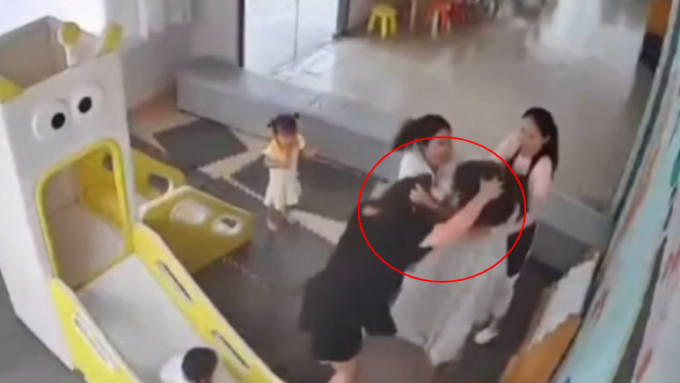 중국에서 엄마들이 몸싸움까지 벌이는 영상이 SNS에 올라와 논란이 됐다. /사진=뉴시스 영상 캡쳐