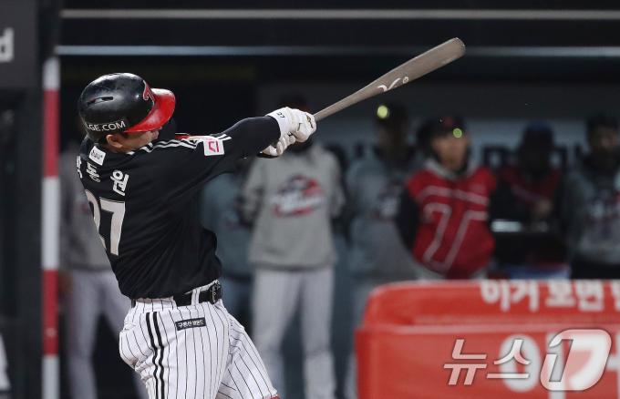 8일 오후 경기 수원시 장안구 KT 위즈파크에서 열린 프로야구 '2024 신한 SOL 뱅크 KBO 포스트시즌' 준플레이오프 3차전 LG 트윈스와 kt 위즈의 경기 2회초 1사 주자 없는 상황 LG 박동원이 kt 벤자민을 상대로 1점 홈런을 치고 있다. 2024.10.8/뉴스1 ⓒ News1 임세영 기자