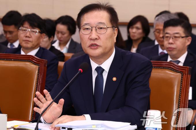 박성재 법무부 장관이 8일 오전 서울 여의도 국회 법제사법위원회에서 열린 법무부, 대한법률구조공단, 한국법무보호복지공단, 정부법무공단에 대한 국정감사에서 의원 질의에 답변하고 있다. 2024.10.8/뉴스1 ⓒ News1 김민지 기자