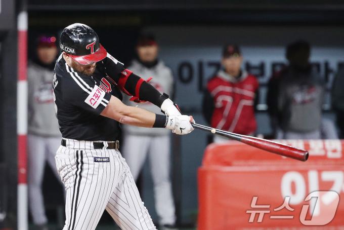 8일 오후 경기 수원시 장안구 KT위즈파크에서 열린 프로야구 '2024 신한 SOL 뱅크 KBO 포스트시즌' 준플레이오프 3차전 LG 트윈스와 KT 위즈의 경기 5회초 1사 1,2루 상황 LG 오스틴이 kt 벤자민을 상대로 역전 3점홈런을 치고 있다. 2024.10.8/뉴스1 ⓒ News1 임세영 기자