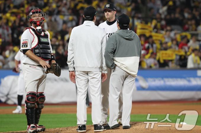 8일 오후 경기 수원시 장안구 KT 위즈파크에서 열린 프로야구 '2024 신한 SOL 뱅크 KBO 포스트시즌' 준플레이오프 3차전 LG 트윈스와 kt 위즈의 경기 3회초 1사 3루 상황 kt 벤자민이 LG 홍창기에게 1타점 2루타를 허용하고 마운드를 방문한 투수코치와 이야기를 나누고 있다. 2024.10.8/뉴스1 ⓒ News1 임세영 기자