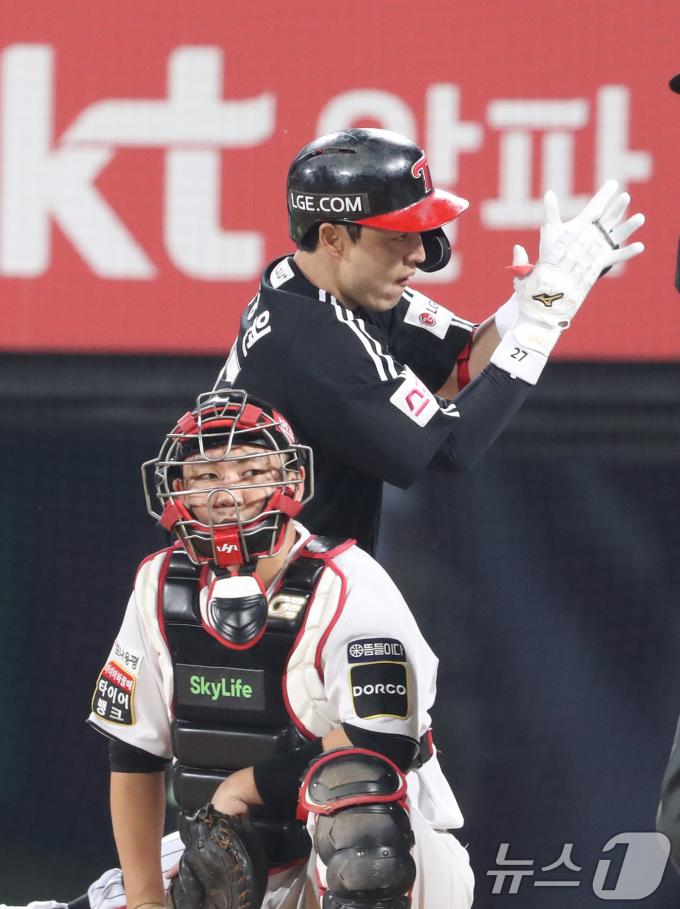8일 오후 경기 수원시 장안구 KT위즈파크에서 열린 프로야구 '2024 신한 SOL 뱅크 KBO 포스트시즌' 준플레이오프 3차전 LG 트윈스와 KT 위즈의 경기, 2회초 1사 주자 없는 상황 LG 박동원이 홈런을 치고 홈으로 들어오고 있다. 2024.10.8/뉴스1 ⓒ News1 김영운 기자
