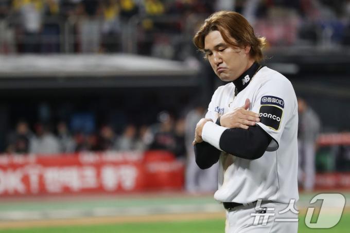 8일 오후 경기 수원시 장안구 KT 위즈파크에서 열린 프로야구 '2024 신한 SOL 뱅크 KBO 포스트시즌' 준플레이오프 3차전 LG 트윈스와 kt 위즈의 경기 3회말 2사 1, 2루 상황 역전 1타점 적시타 친 kt 김상수가 공수교대를 하고 있다. 2024.10.8/뉴스1 ⓒ News1 임세영 기자