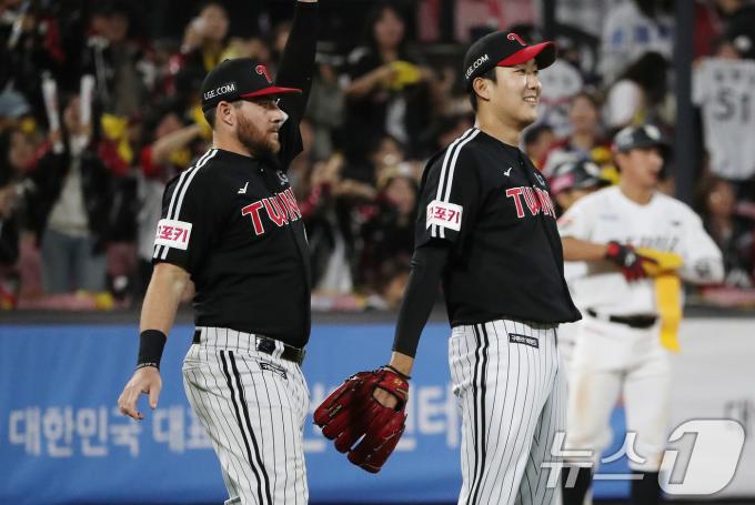 8일 오후 경기 수원시 장안구 KT위즈파크에서 열린 프로야구 '2024 신한 SOL 뱅크 KBO 포스트시즌' 준플레이오프 3차전 LG 트윈스와 KT 위즈의 경기 6회말 2사 1루 상황 LG 손주영과 오스틴이 kt 배정대의 타구를 바라보고 있다. 결과는 우익수 플라이 아웃. 2024.10.8/뉴스1 ⓒ News1 임세영 기자