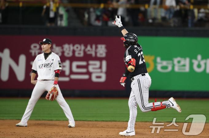 8일 오후 경기 수원시 장안구 KT위즈파크에서 열린 프로야구 '2024 신한 SOL 뱅크 KBO 포스트시즌' 준플레이오프 3차전 LG 트윈스와 KT 위즈의 경기 5회초 1사 1,2루 상황 LG 오스틴이 kt 벤자민을 상대로 역전 3점홈런을 치고 베이스를 돌고 있다. 2024.10.8/뉴스1 ⓒ News1 임세영 기자
