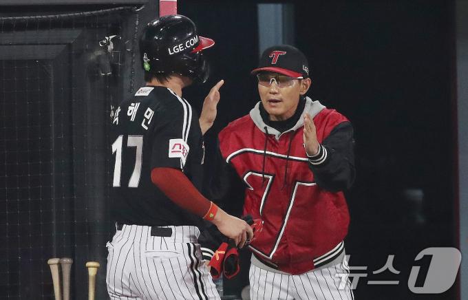 8일 오후 경기 수원시 장안구 KT 위즈파크에서 열린 프로야구 '2024 신한 SOL 뱅크 KBO 포스트시즌' 준플레이오프 3차전 LG 트윈스와 kt 위즈의 경기 3회초 1사 3루 상황 LG 염경엽 감독이 홍창기의 1타점 2루타때 득점에 성공한 3루주자 박해민과 하이파이브를 나누고 있다. 2024.10.8/뉴스1 ⓒ News1 임세영 기자