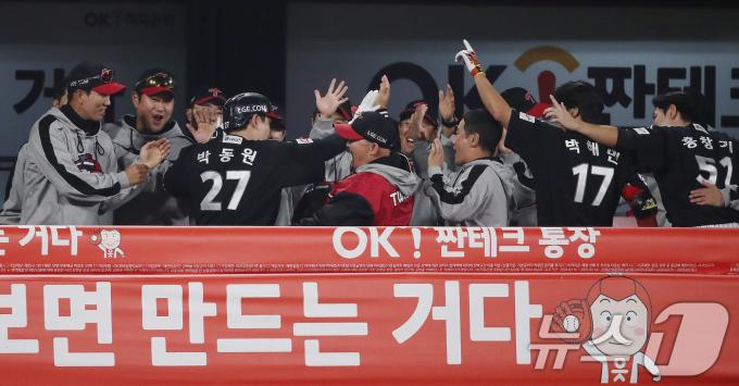 8일 오후 경기 수원시 장안구 KT 위즈파크에서 열린 프로야구 '2024 신한 SOL 뱅크 KBO 포스트시즌' 준플레이오프 3차전 LG 트윈스와 kt 위즈의 경기 2회초 1사 주자 없는 상황 LG 박동원이 kt 벤자민을 상대로 1점 홈런을 치고 더그아웃에서 동료들과 환호하고 있다. 2024.10.8/뉴스1 ⓒ News1 임세영 기자